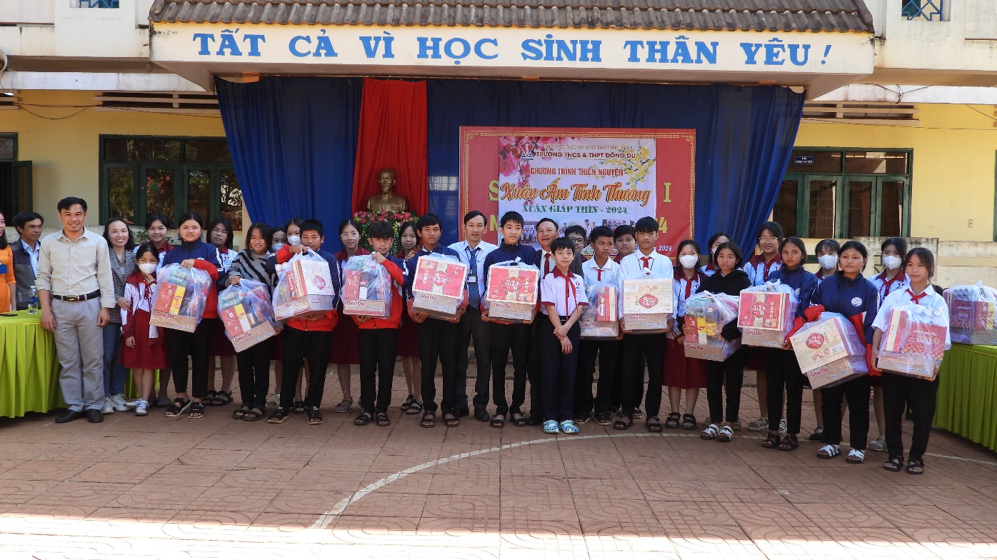 Trường THCS và THPT Đông Du, Thành phố Buôn Ma Thuột tặng quà học sinh trường THCS Nguyễn Văn Trỗi, huyện Ea H’Leo